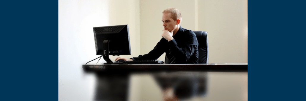 Man monitors splunk alerts at a computer